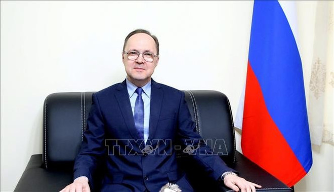 Посол России во Вьетнаме Г.С.Бездетко дал интервью СМИ. Фото: ВИА. vna-potal-dai-su-lien-bang-nga-tai-viet-nam-tra-loi-phong-van-bao-chi-stand.jpg