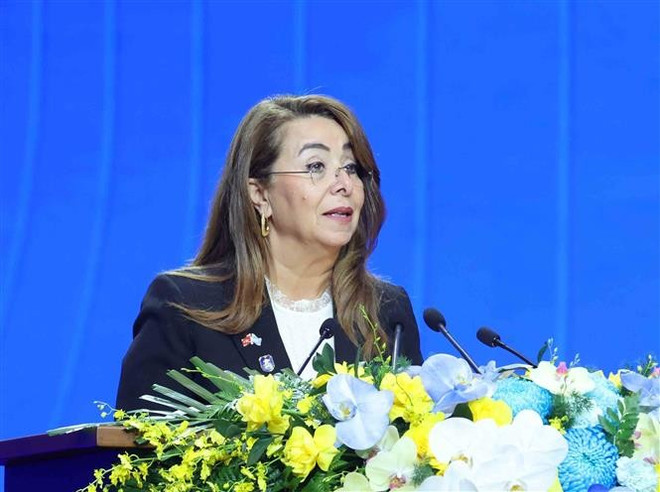 Исполнительный директор Управления ООН по наркотикам и преступности (UNODC) Гада Уали выступает с речью. Фото: ВИА. 3-vna-potal-khai-mac-trong-the-le-mo-ky-cong-uoc-ha-noi-8361810.jpg