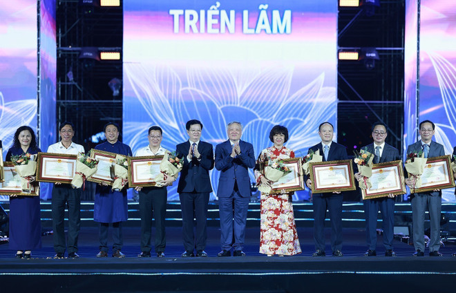 Постоянный заместитель премьер-министра Нгуен Хоа Бинь и заместитель премьер-министра Май Ван Чинь вручили грамоты Премьер-министра коллективам и отдельным лицам, добившимся выдающихся результатов в организации и проведении выставки. Представитель Вьетнамского Информационного Агентства, заместитель генерального директора Нгуен Тхи Су (крайняя слева), получила почётную грамоту. Фото: ВИА. 4-vna-potal-thu-tuong-du-le-be-mac-trien-lam-thanh-tuu-dat-nuoc-80-nam-hanh-trinh-doc-lap-tu-do-hanh-phuc-8276769.jpg