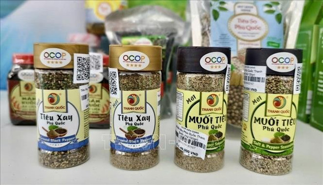 Продукт «перец Фукуок», получивший рейтинг OCOP в 3 звезды провинции Анзянг, представлен на выставке образцовой продукции OCOP региона дельты Меконга. Фото: ВИА. 2-vna-potal-khai-mac-dien-dan-ocop-vung-dong-bang-song-cuu-long-stand-1.jpg