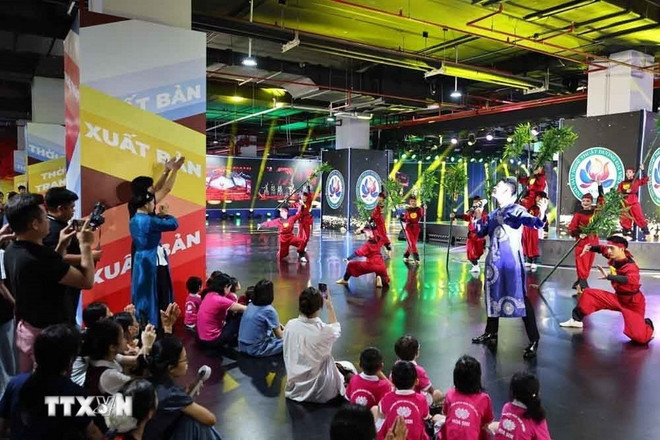 Посетители наслаждаются художественной программой на выставке. Фото: ВИА. 5-5949.jpg