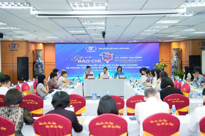 Господин Ле Тиен Чыонг, председатель Совета директоров Vinatex, сообщил об итогах производственно-хозяйственной деятельности текстильной и швейной отрасли за первые шесть месяцев года. (Фото: Vietnam+) 2.jpg