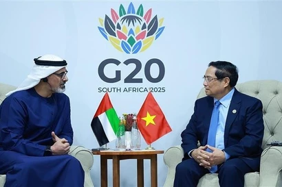 Премьер-министр Фам Минь Тьинь (справа) встречается с наследным принцем Абу-Даби Халедом бин Мохамедом Аль Нахаяном 22 ноября. Фото: ВИА.