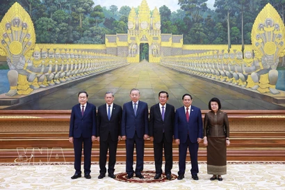 Председатель Народной партии Камбоджи Самдек Течо Хун Сен встречает Генерального секретаря То Лама и делегацию высокого уровня Вьетнама на государственном банкете в честь визита. Фото: ВИА.