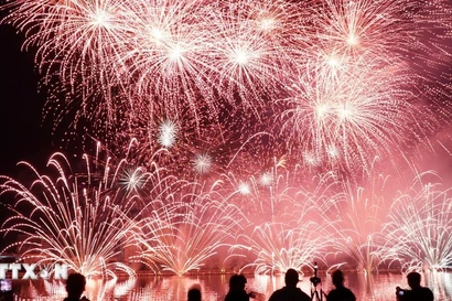 Фейерверки озаряют реку Хан на Международном фестивале фейерверков в Дананге 2025 года. Фото: ВИА.