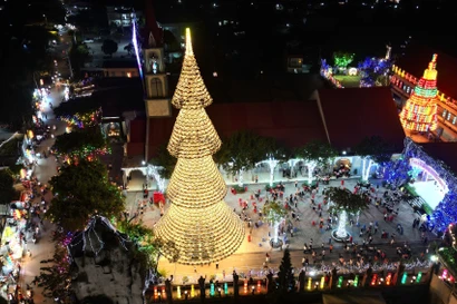 Елка из конических шляп нонла с тысячами огней, освещающими всю округу. Фото: ВИА.