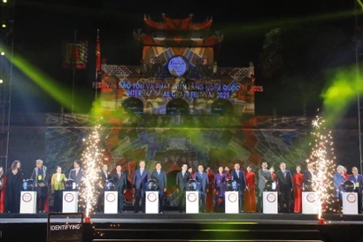 Делегаты нажимают кнопку, объявляя открытие Фестиваля сохранения и развития международных ремесленных деревень 2025 года. Фото: ВИА.