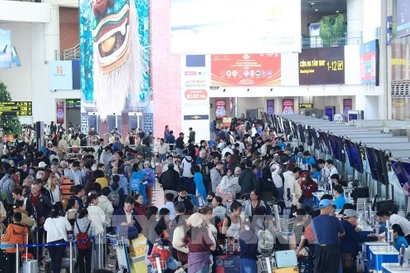 Пассажиры проходят регистрацию в терминале T1 международного аэропорта Нойбай. Фото: ВИА.