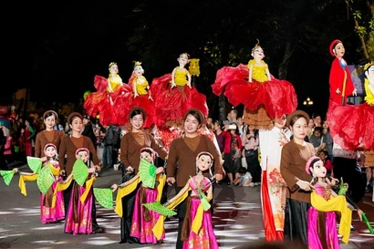 В рамках Фестиваля Тханглонг – Ханой 2025 проходит Фестиваль ханойского кукольного искусства 2025, привлекающий большое внимание жителей и туристов. Фото: ВИА.