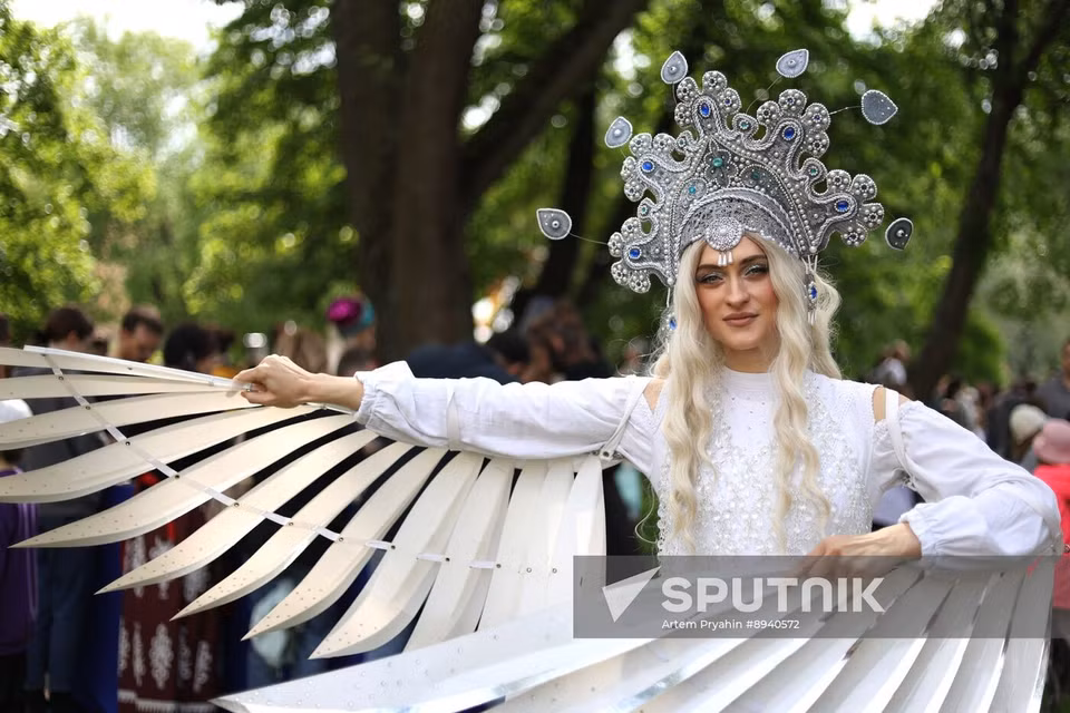 Женщина в образе Царевны-лебедь — героини «Сказки о царе Салтане» — позирует во время театрального фестиваля «ПушкинФест», посвящённого 226-летию со дня рождения Александра Пушкина, в Юсуповском саду в Санкт-Петербурге (Фото: Спутник)