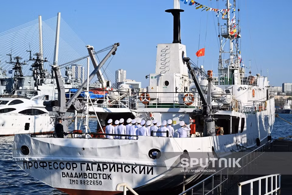 Общий вид научно-исследовательского судна «Профессор Гагаринский» во время церемонии (Фото: Спутник)