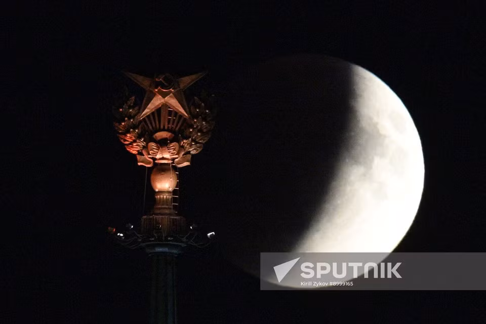 Луна во время полного лунного затмения в Москве, Россия (Фото: Спутник)