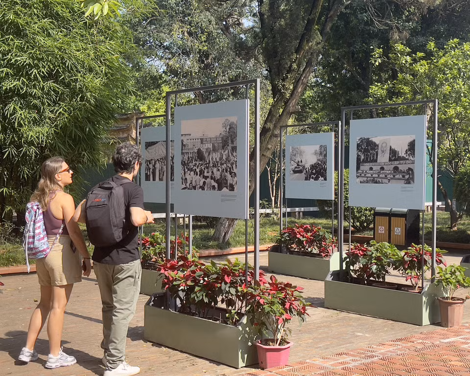 Иностранные туристы посещают фотовыставку «Эхо нового дня» в Императорской цитадели Тханглонг (Фото: ВИА)