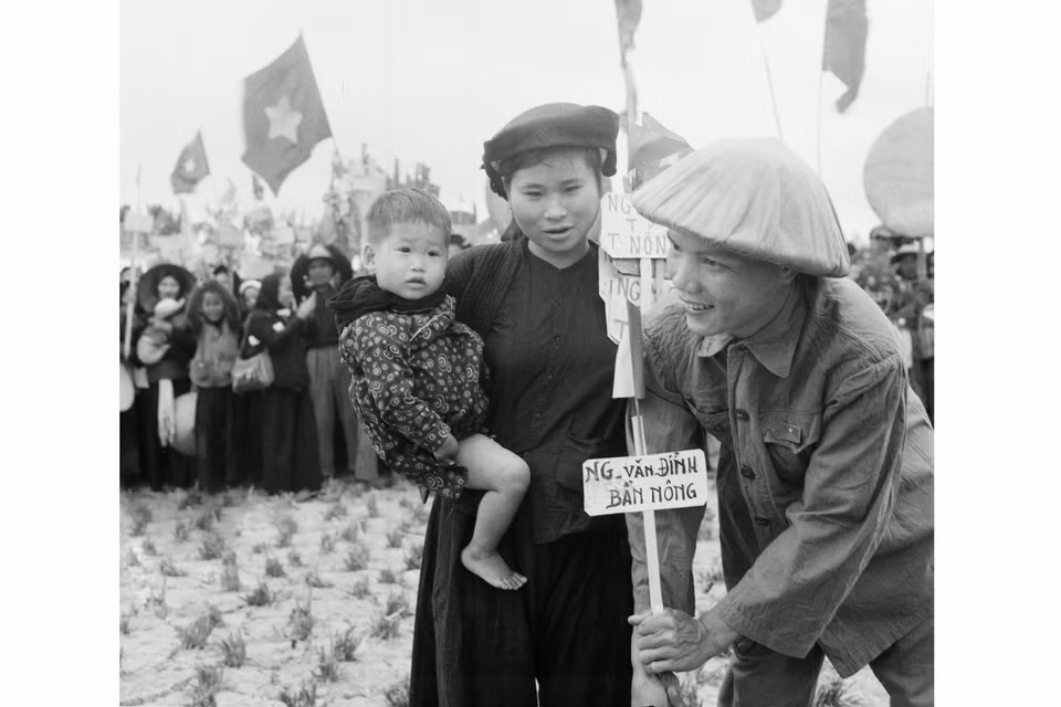 В ноябре 1953 года V Пленум Центрального комитета Партии утвердил Земельную программу и принял решение о проведении земельной реформы на Севере. Земельная реформа была успешно завершена в 1957 году, окончательно ликвидировав систему феодального землевладения и установив право собственности крестьян на землю. Это вызвало большой подъём среди крестьянства и сыграло важную роль в развитии производства, восстановлении экономики и залечивании ран войны (Фото: ВИА)