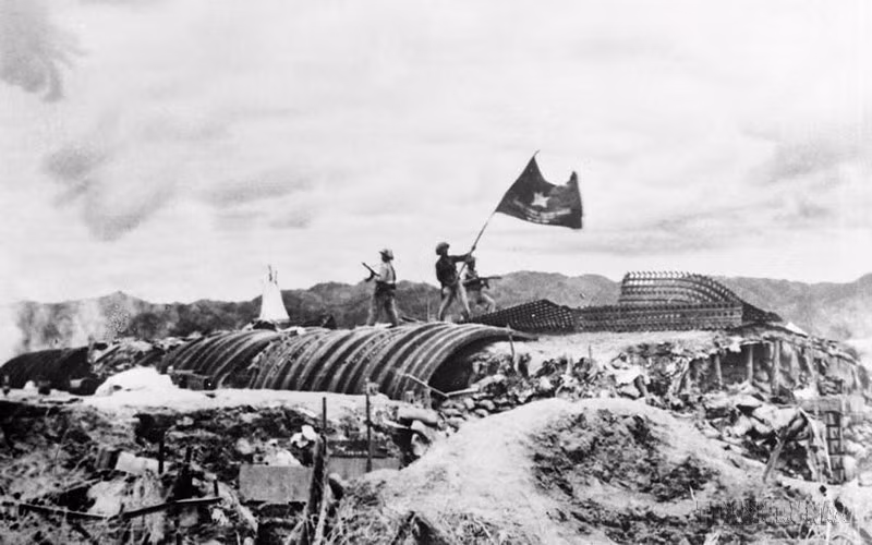 Реализуя линию всенародной, всесторонней и длительной народной войны, опираясь прежде всего на собственные силы, под мудрым руководством Партии и Президента Хо Ши Мина армия и народ Вьетнама завершили девятилетнюю войну сопротивления против Франции великой победой — кампанией Дьенбьенфу 1954 года, «прославившейся на пяти континентах и потрясшей весь мир» (Фото: ВИА)