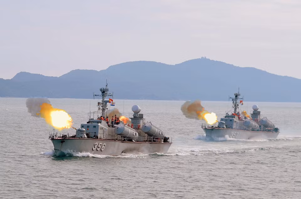 Корабли №356 и №357 170-й бригады (1-я зона ВМС) проводят стрельбы боевыми снарядами в море (Фото предоставлено подразделением)