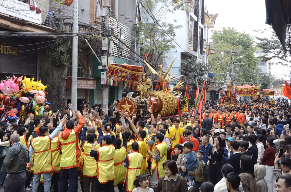 Шествие с петардами вдоль деревенской дороги (Фото: ВИА)
