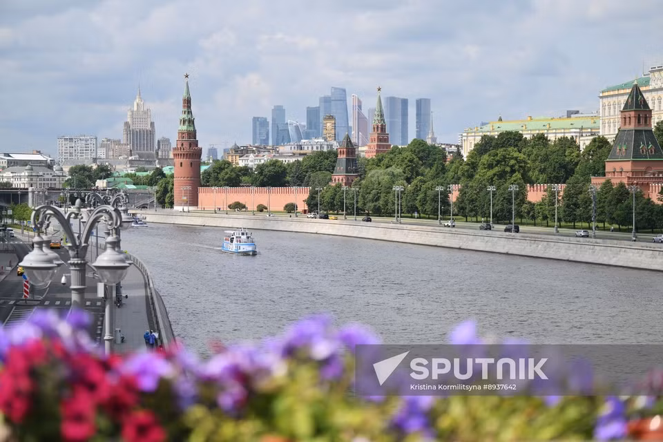 Вид с Большого Москворецкого моста, украшенного цветами в рамках фестиваля «Сады и Цветы» в Москве (Фото: Спутник)