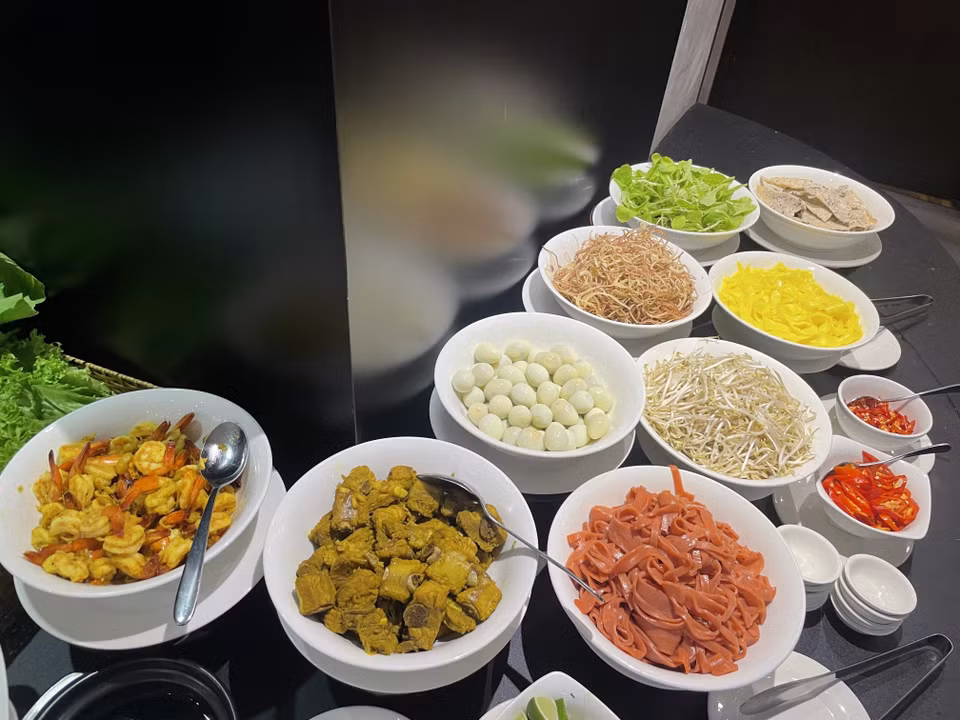 Ми куанг с различными топпингами – креветками, мясом, перепелиными яйцами – в ресторане Chic пользуется большой популярностью у гостей (Фото: ВИА)