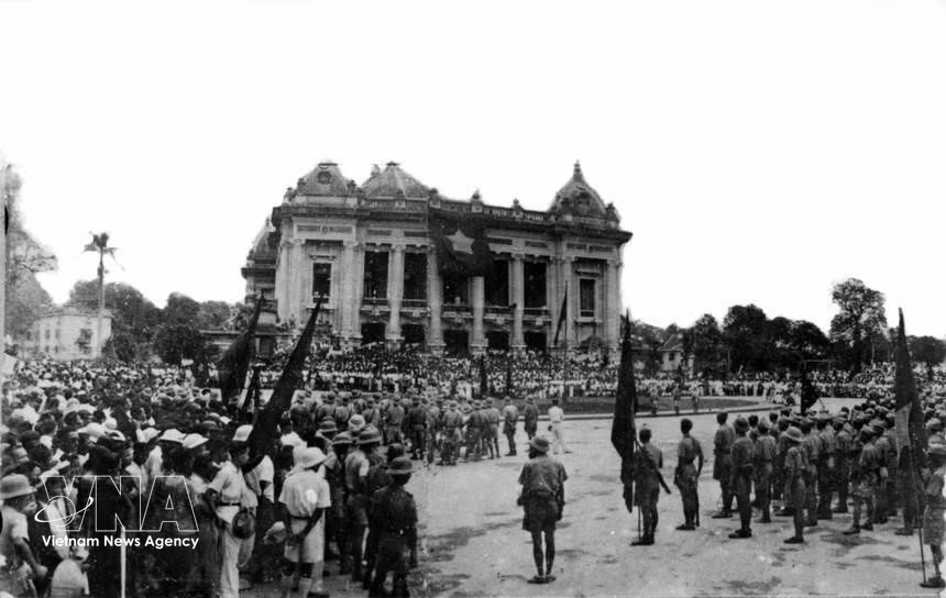 19 августа 1945 года сотни тысяч жителей Ханоя и близлежащих провинций со всех направлений стеклись к площади перед Ханойским оперным театром, где состоялся беспрецедентный по масштабам митинг революционных масс в поддержку всеобщего восстания за захват власти (Фото: Архив ВИА)