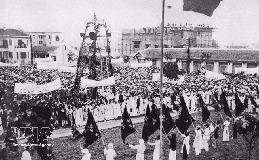 Демократическое движение 1936–1939 годов, направленное против колониальной реакции и ее пособников, фашизма и войны, за свободу, хлеб, одежду и мир, сыграло важную роль в формировании революционного подъема. Этот период считается подготовительным этапом к победе Августовской революции 1945 года. На фото: митинг по случаю Международного дня трудящихся 1 мая на территории Выставочного комплекса Ханоя (ныне Дворец вьетнамо-советской дружбы), май 1938 года (Фото: Архив ВИА)