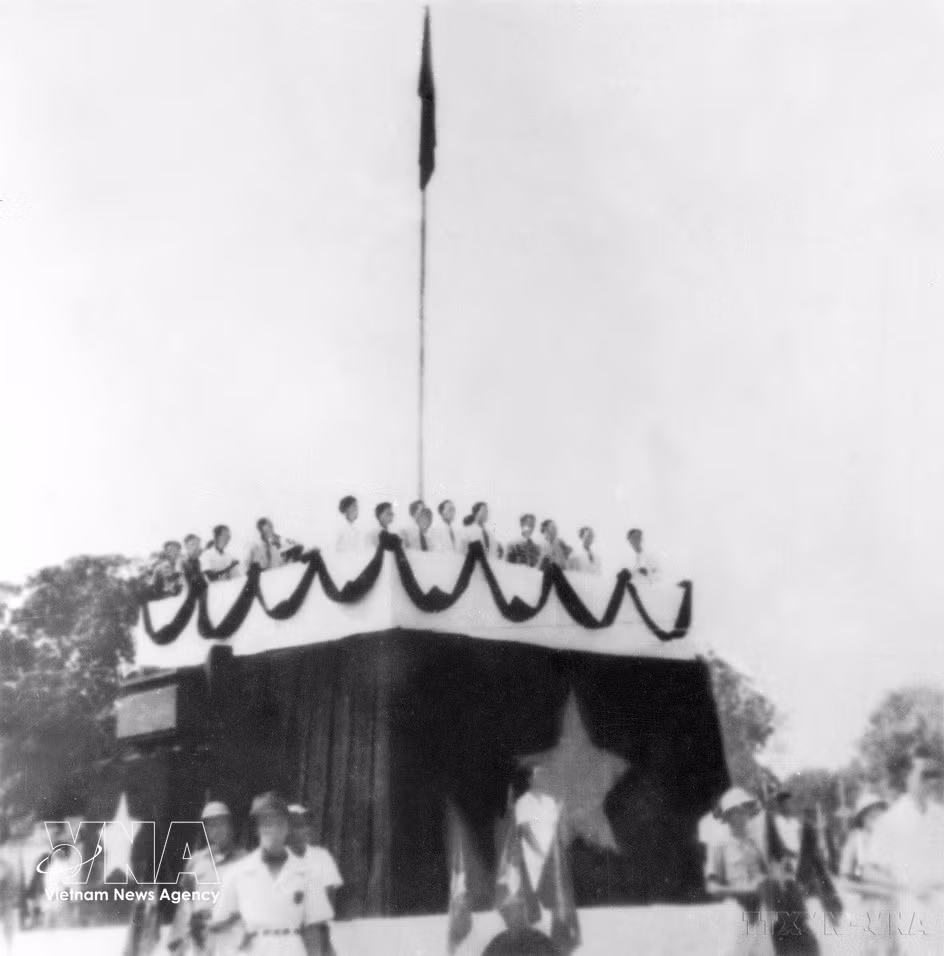 2 сентября 1945 года на площади Бадинь в Ханое Президент Хо Ши Мин зачитал «Декларацию независимости», провозгласив создание Демократической Республики Вьетнам — первого народно-демократического государства в Юго-Восточной Азии (Фото: ВИА)