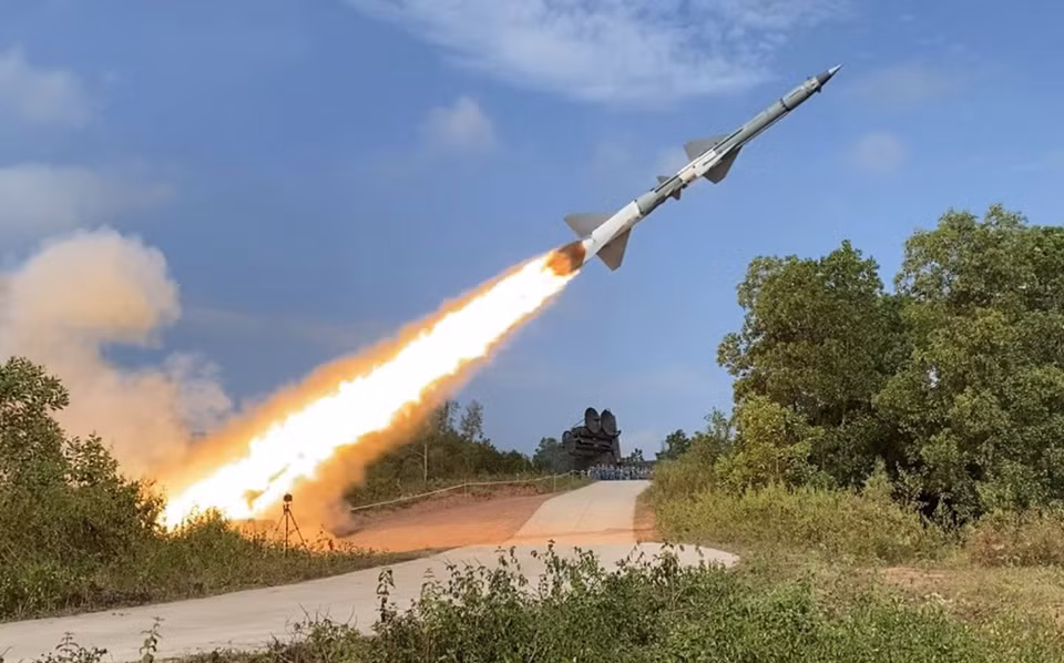 Ракета комплекса С-75М3 покидает пусковую установку и поражает цель во время учений с боевой стрельбой в 2022 году, организованных Командованием войск ПВО — ВВС (17 ноября 2022 года) (Фото: ВИА)