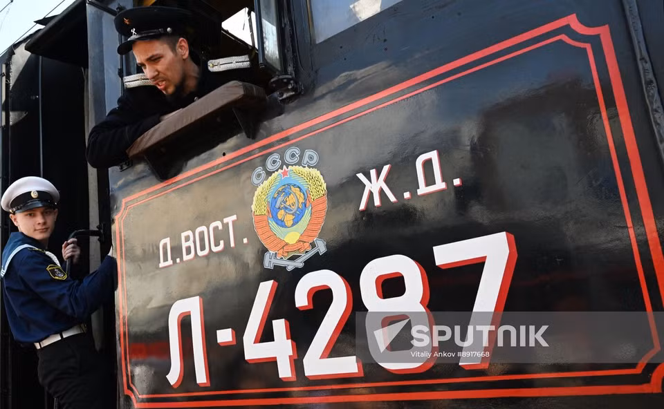 Поезд Победы прибывает на железнодорожную станцию накануне Дня Победы, посвящённого 80-летию победы над нацистской Германией во Второй мировой войне, во Владивостоке, Россия. Ретро-поезд состоит из пассажирских вагонов и перевозит экспозицию военной техники времён Второй мировой войны (Фото: Спутник)