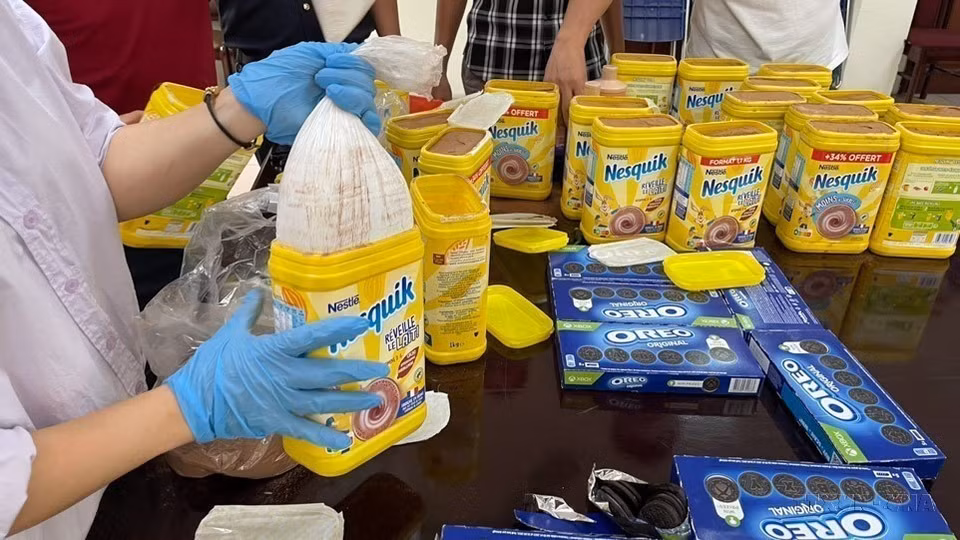 Обнаружено 19 кг белого кристаллического вещества, предположительно кетамина, замаскированного в упаковках товаров в партии груза, прибывшей из Франции во Вьетнам (Фото: ВИА)