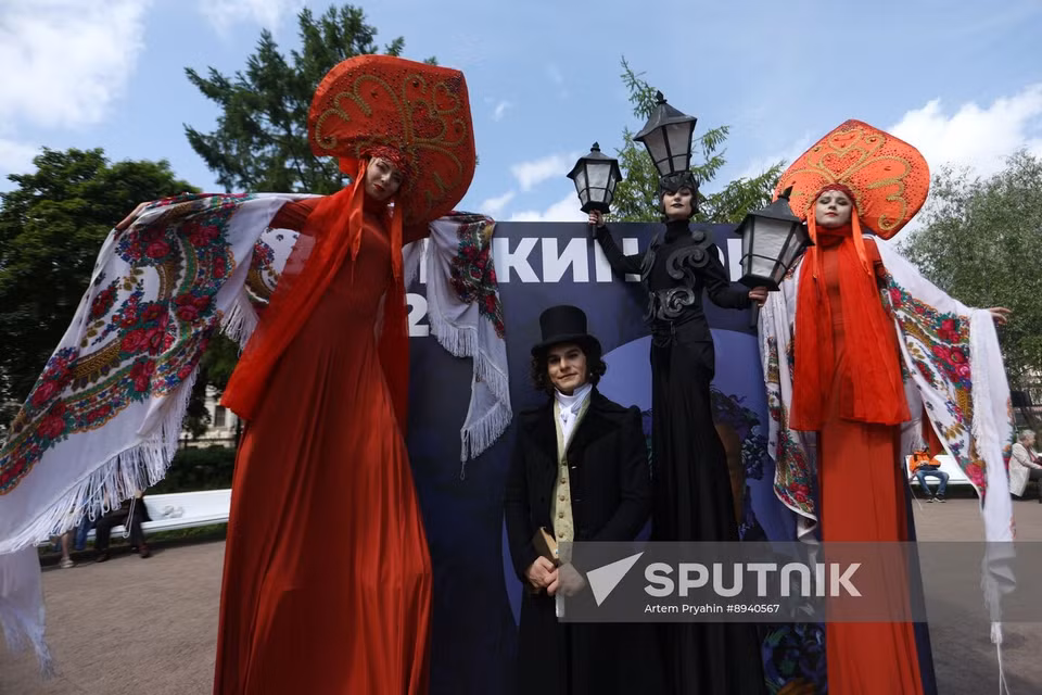 Мужчина в костюме Александра Пушкина позирует на театральном фестивале «ПушкинФест», посвящённом 226-летию со дня рождения поэта, в Юсуповском саду в Санкт-Петербурге (Фото: Спутник)