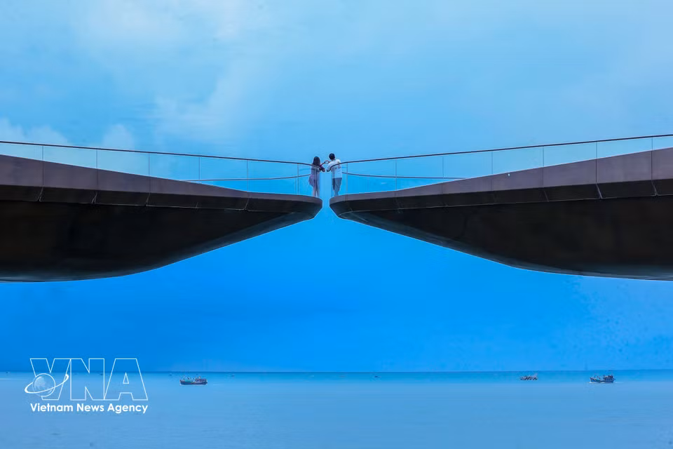 Туристы фотографируются на мосту Поцелуев на Фукуоке (Фото: ВИА)