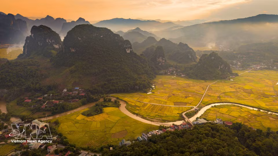 Долина Тьенгшинь погружается в закатный свет: каменистые горные хребты, поля и извилистая река сливаются в единую картину высокогорного края (Фото: ВИА)