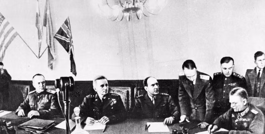 В ночь на 9 мая 1945 года (по московскому времени) в пригороде Берлина нацистская Германия подписала акт о безоговорочной капитуляции перед Советским Союзом и союзниками, что ознаменовало конец Второй мировой войны в Европе (Фото: Международный архив)