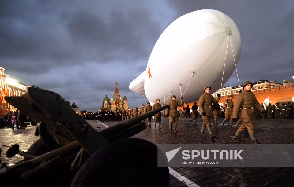 Военнослужащие в форме образца 1941 года на Красной площади во время репетиции торжественного марша в честь 70-летия исторического парада 7 ноября 1941 года. На заднем плане — аэростат (Фото: Спутник)