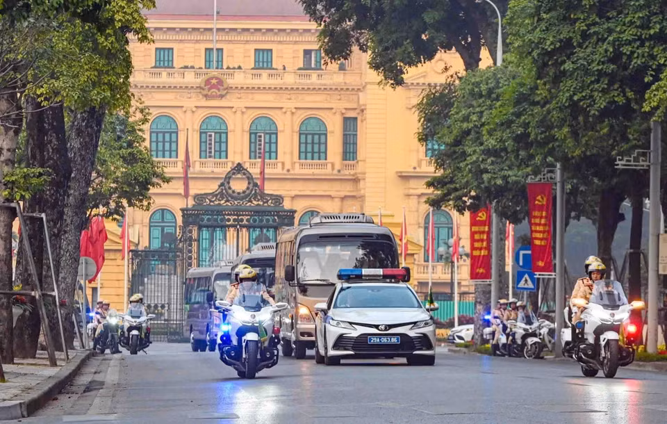Колонна автомобилей движется от Мавзолея Президента Хо Ши Мина к Мемориалу павших героев (Фото: ВИА)