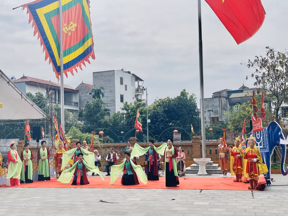 Исполнение номера в жанре «Чео тау» — одной из самобытных культурных особенностей общины Озьен в Ханое (Фото: ВИА)