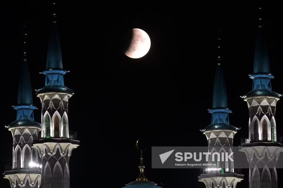 Луна во время полного лунного затмения в Москве, Россия (Фото: Спутник)