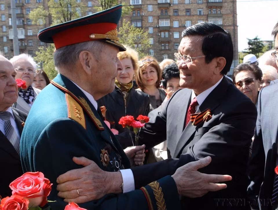 В рамках визита по случаю 70-летия Победы в Великой Отечественной войне, утром 8 мая 2015 года в Москве Президент Вьетнама Чыонг Тан Шанг встретился с российскими ветеранами на церемонии возложения цветов к памятнику Президенту Хо Ши Мину (Фото: ВИА)