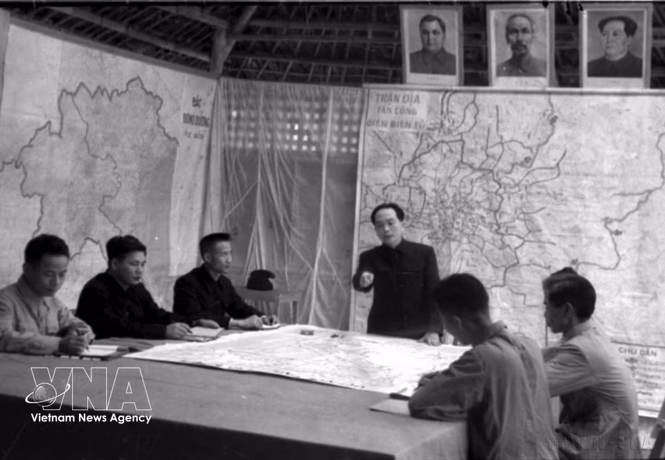 Генерал Во Нгуен Зиап и Генеральный штаб Народной армии Вьетнама изучают план ведения операций кампании при Битва при Дьенбьенфу (Фото: ВИА)