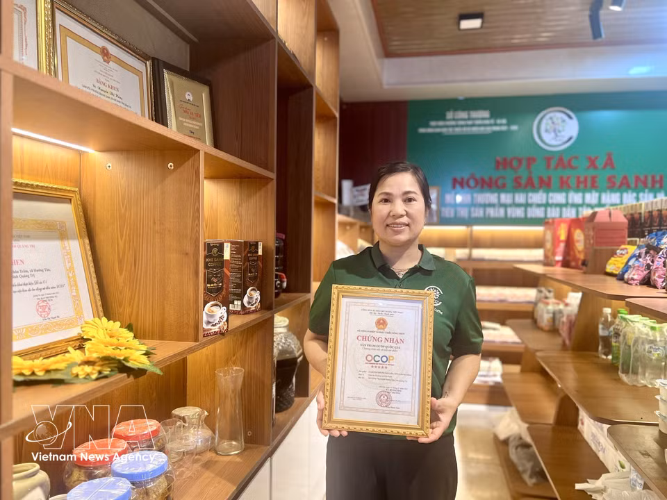 Кофе «Khe Sanh 100% Arabica», производимый сельскохозяйственным кооперативом Кхешан, получил национальный сертификат OCOP категории «5 звёзд», что способствует повышению престижа и укреплению бренда кофе Кхешань (Фото: ВИА)