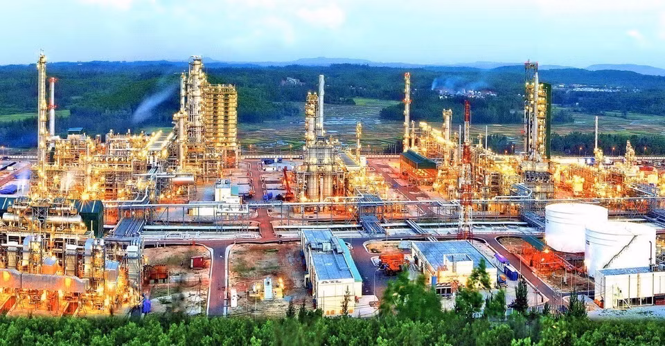 Нефтеперерабатывающий завод Зунгкуат (пров. Куангнгай) – первый и второй по величине нефтеперерабатывающий завод во Вьетнаме, играющий важную роль в национальной промышленности (2011 г.) (Фото: ВИА)