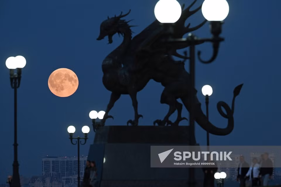 Полная Луна перед полным лунным затмением в Казани, Республика Татарстан, Россия (Фото: Спутник)