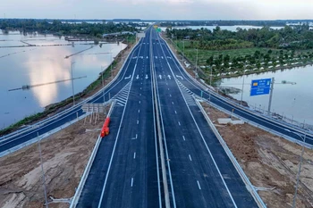 Участок скоростной автомагистрали Кантхо – Камау в районе транспортной развязки IC5, с полностью установленной системой дорожной разметки, знаков и освещения. Фото: ВИА.