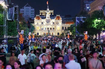 Жители в большом количестве собрались перед зданием Народного комитета города Хошимин. Фото: ВИА.