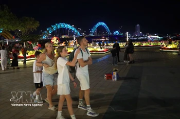 Иностранные туристы осматривают город Дананг в преддверии Тэт 2026 года. Фото: ВИА.