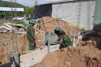Военнослужащие 6-го полка Командования военных сил города Хюэ помогают коммуне Кхечэ построить три новых дома и отремонтировать семь домов. Фото: ВИА.
