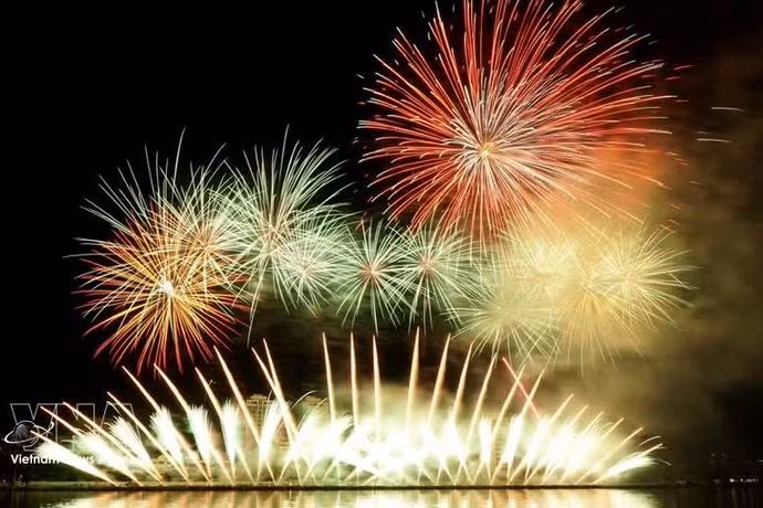 Японская команда **Tamaya Kitahara Fireworks** открывает третий конкурсный вечер Международного фестиваля фейерверков в Дананге (DIFF 2026). (Фото: ВИА) 
