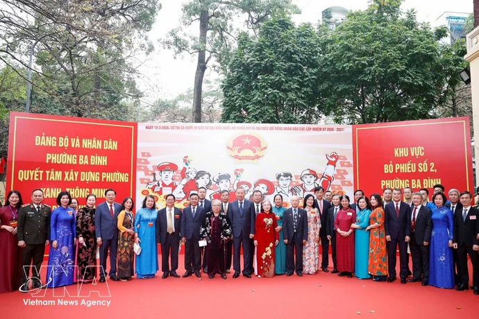 Генеральный секретарь ЦК КПВ То Лам встречается с избирателями на избирательном участке № 2 в квартале Бадинь в Ханое. (Фото: ВИА) 