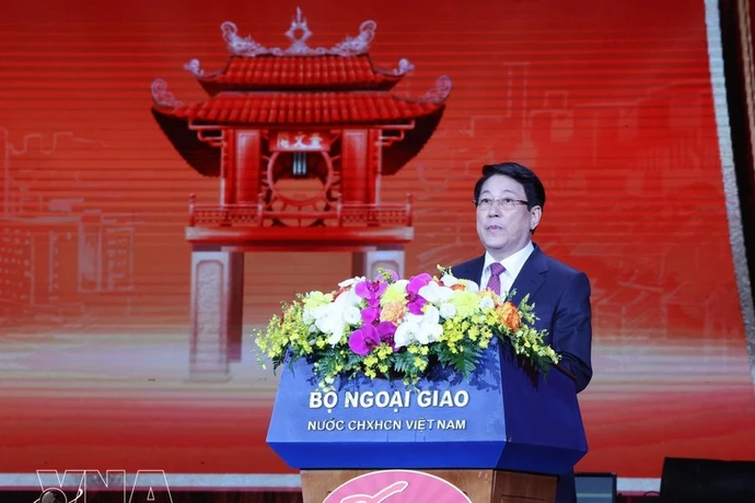 Президент государства Лыонг Кыонг выступает с новогодним поздравлением в адрес вьетнамцев, проживающих за рубежом. (Фото: ВИА) 