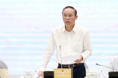 Заместитель министра сельского хозяйства и окружающей среды Фунг Дык Тьен отвечает на вопросы журналистов информационных агентств и средств массовой информации. (Фото: ВИА)